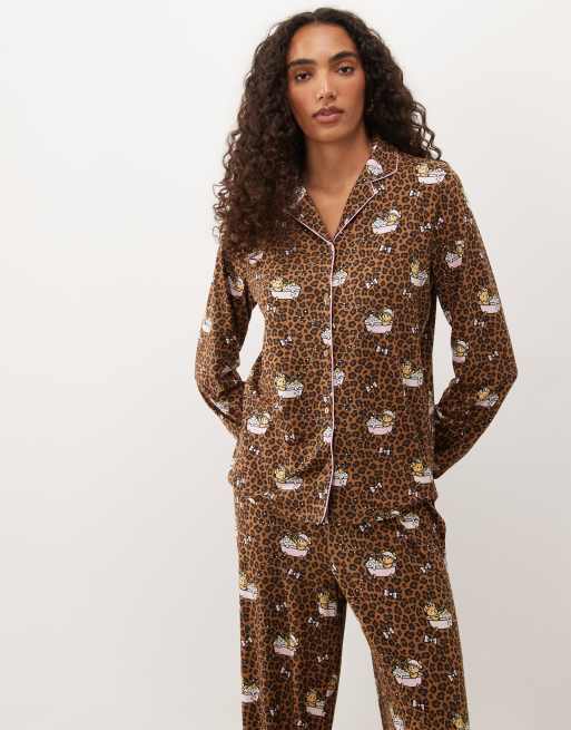 Urban Threads Tall long sleeve button up shirt and pants pyjama set in leopard teddy in bath print, 3 of 4