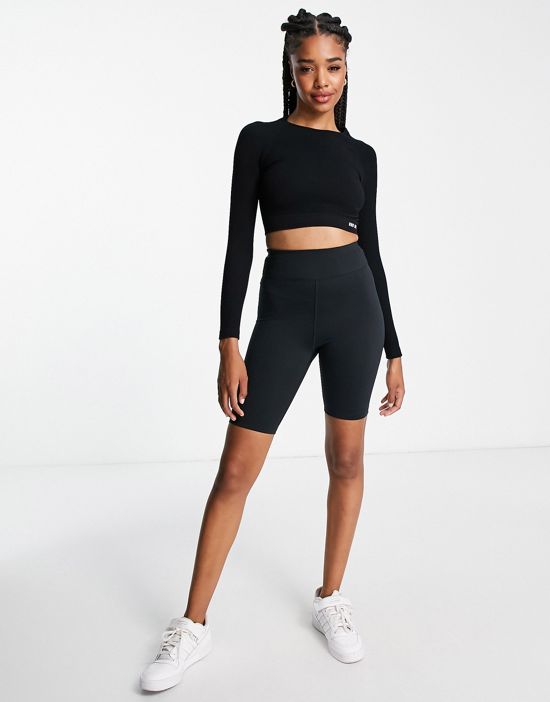 https://images.asos-media.com/products/urban-threads-tall-seamless-long-sleeve-sports-crop-top-in-black/202263794-4?$n_550w$&wid=550&fit=constrain