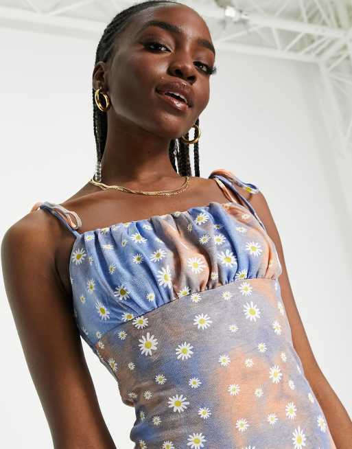 Urban Threads Tall - Vestito corto con spalline allacciate sfumato con stampa di margherite, 3 di 4