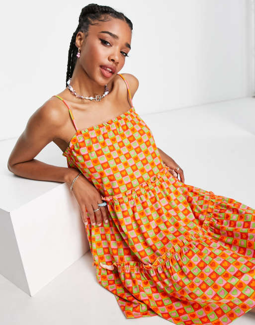 Urban Threads Tall Vestito svasato a balze con stampa a cuori multicolore