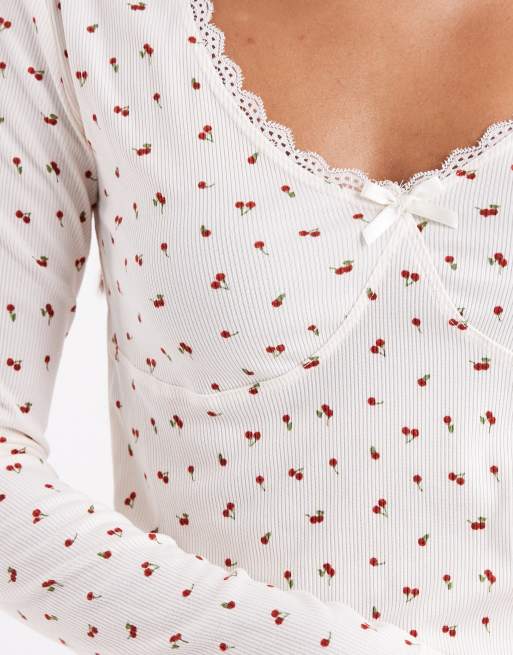 Urban Threads - Top del pigiama a maniche lunghe beige con cuciture a vista e stampa di ciliegie, 3 di 4