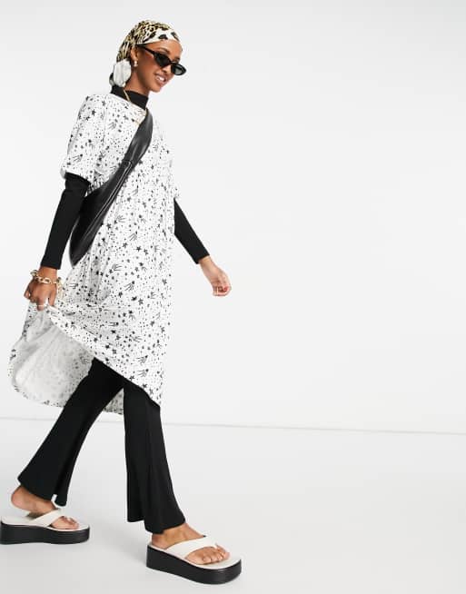 Urban Threads - Vestito grembiule midi con stampa con stelle bianco multicolore