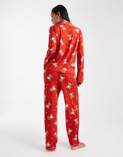 Urban Threads – Weihnachten – Pyjama mit Teddy-Printmuster, aus langärmligem Hemd mit Reverskragen und Hose, 3 von 4