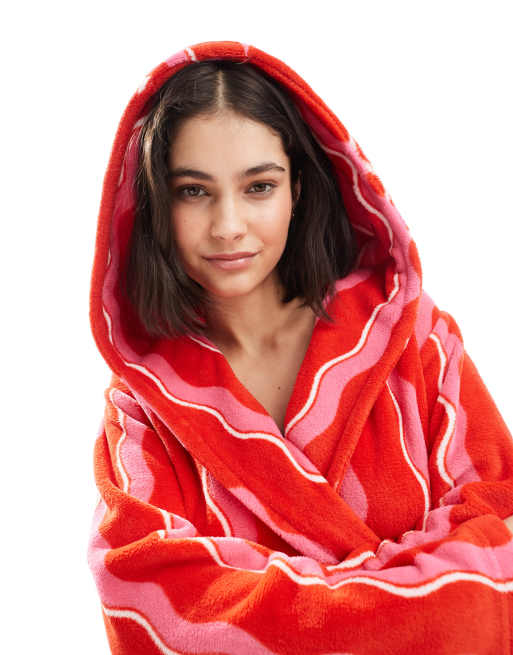 Urban Threads – Weihnachtlicher Fleece-Bademantel mit welligem Streifenmuster in Rot, 3 von 4