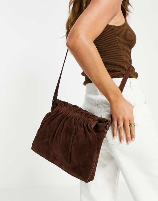 Urbancode – Brązowa zamszowa torebka crossbody ściągana na sznurek