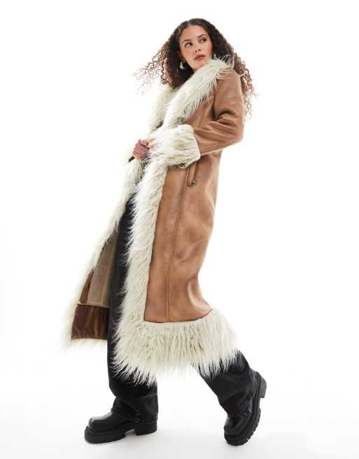 Urbancode - Cappotto lungo color cuoio con bordi in pelliccia sintetica