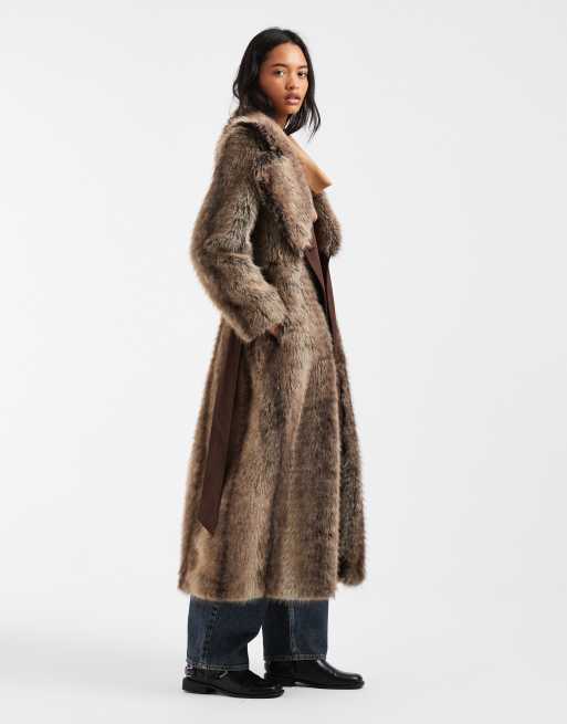 Urbancode Fit-and-Flare-Mantel mit Bindegürtel in Maxi-Länge und Faux-Fur-Besatz in Braun, 2 von 4