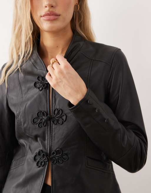 Urbancode - Giacca aderente stile militare in pelle nera con alamari, 3 di 4