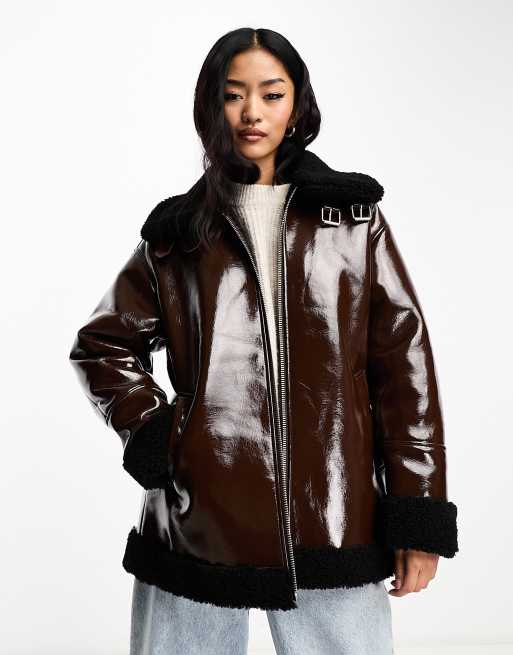 Urbancode - Giacca stile aviatore taglio lungo in vernice marrone cioccolato con finiture in pile borg