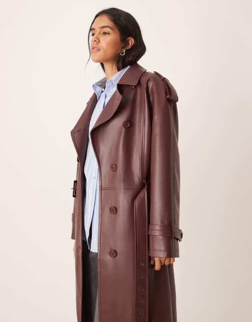 Urbancode – Oversize-Trenchcoat aus Kunstleder in dunklem Burgunderrot mit überschnittener Schulterpartie, 2 von 4
