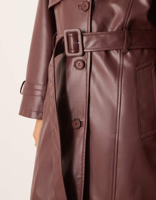 Urbancode – Oversize-Trenchcoat aus Kunstleder in dunklem Burgunderrot mit überschnittener Schulterpartie, 3 von 4