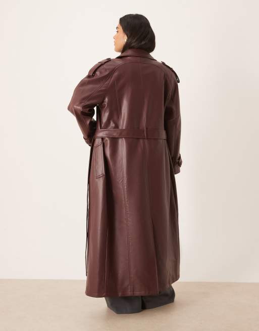 Urbancode – Oversize-Trenchcoat aus Kunstleder in dunklem Burgunderrot mit überschnittener Schulterpartie, 4 von 4