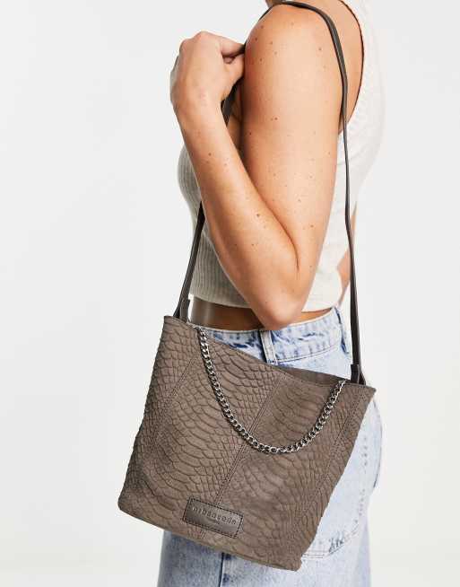 Urbancode – Schultertasche in Braun aus Wildleder mit Schlangenmuster und Kette                  , 3 von 4