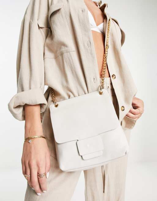 Urbancode – Skórzana torebka crossbody z łańcuszkiem w kolorze złamanej bieli