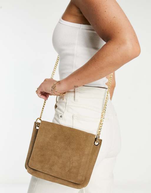 Urbancode – Szarobrązowa zamszowa torebka crossbody z klapą i paskiem z łańcuszka