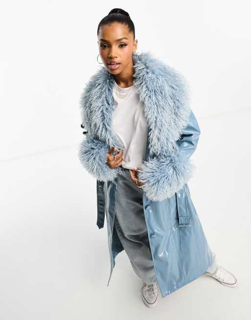 Urbancode – Vinyl-Trenchcoat in Blau mit Teddyfellbesatz | ASOS