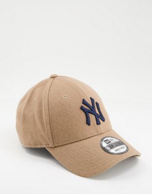 фото Утепленная кепка светло-бежевого и темно-синего цветов с логотипом команды "ny yankees" new era 9forty-светло-бежевый цвет