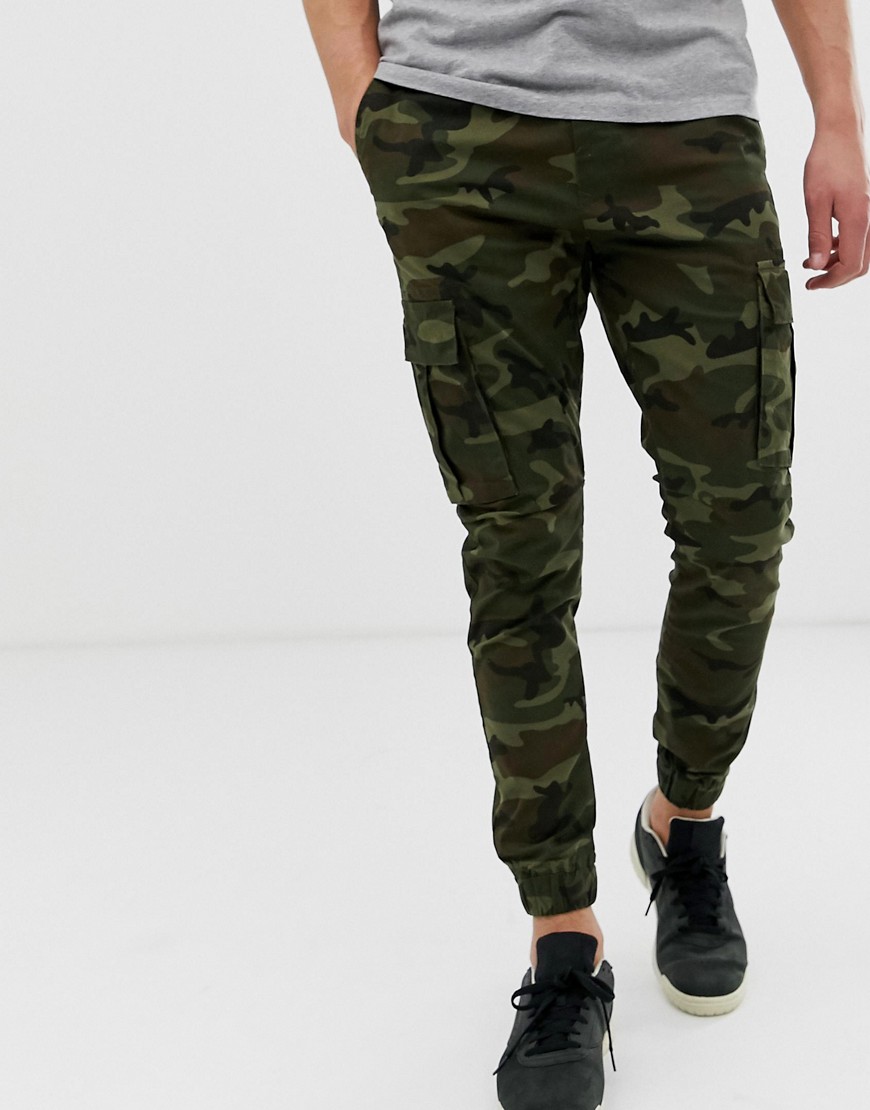фото Узкие брюки карго с камуфляжным принтом и кромкой манжетом solid-зеленый