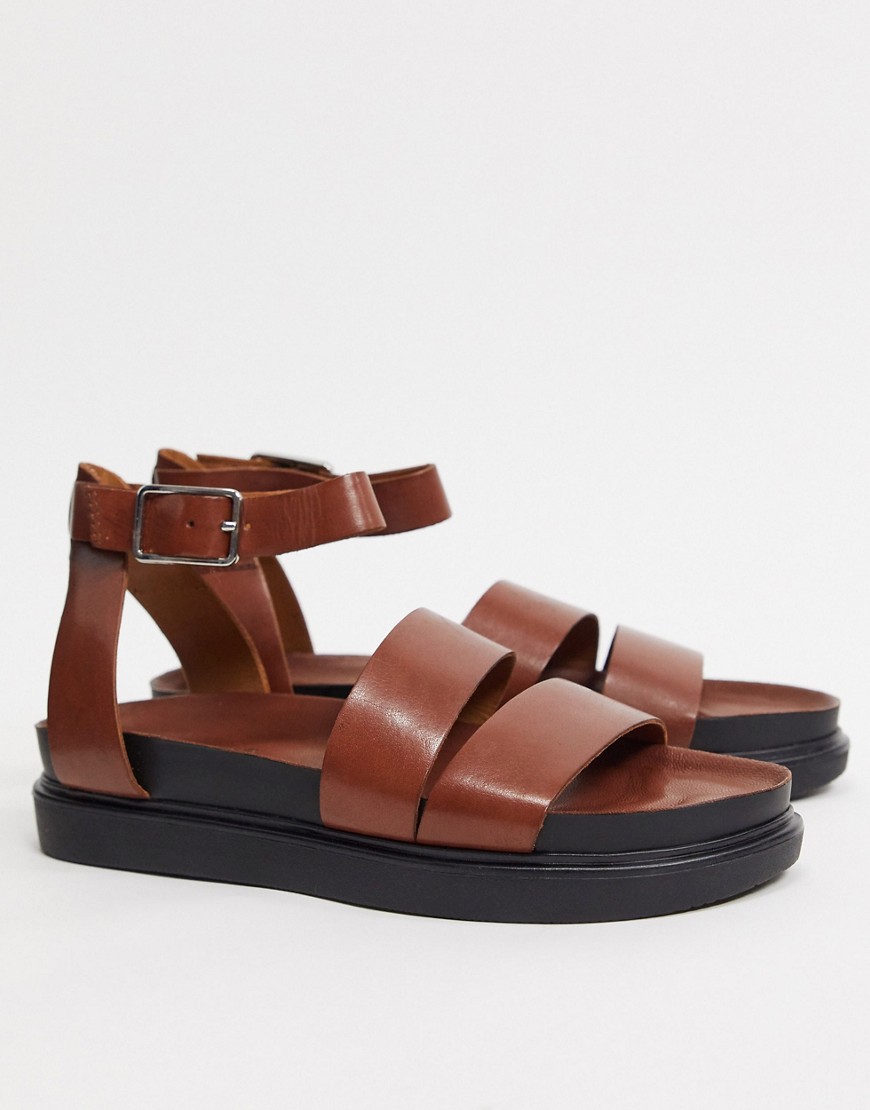 Vagabond – Erin – Bruna platta sandaler i läder med två remmar-Guldbrun
