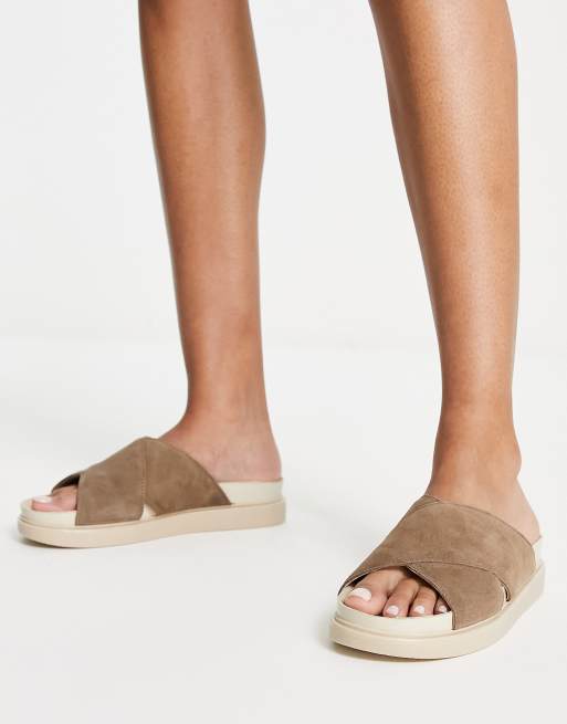 Vagabond - Erin - Flade sandaler med krydsremme i brunt ruskind, 2 af 4