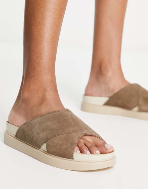 Vagabond - Erin - Platte sandalen met gekruiste bandjes van bruin suède