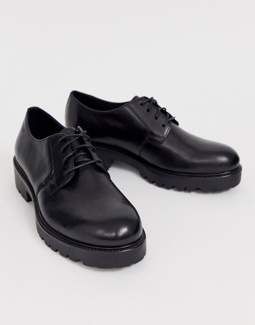 Vagabond – Kenova – Svarta, grova, platta skor i läder med snörning
