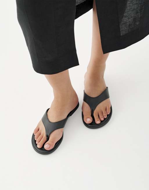 Vagabond Shoemakers Zaida leather thongs in black, 2 of 4