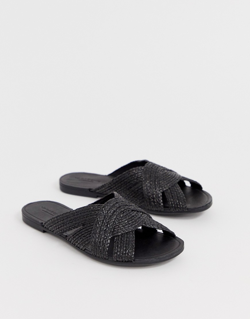 Vagabond – Tia – Svarta vävda platta sandaler