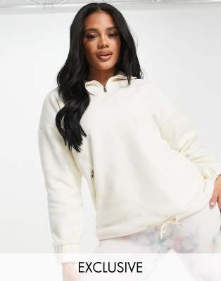 cream sweatshirt womens