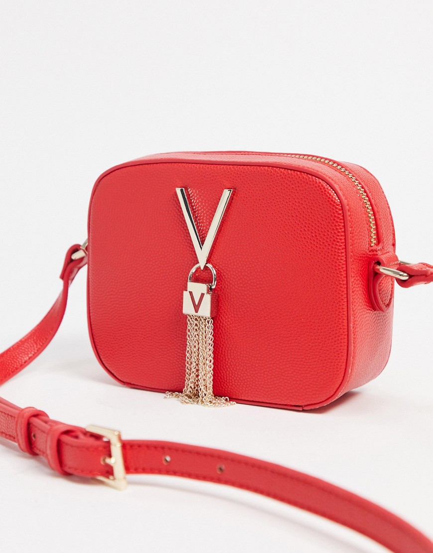 Valentino Bags – Divina – Röd axelremsväska i kameramodell med tofs