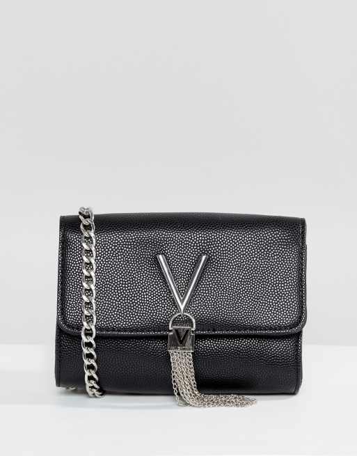 Valentino - Divina - Borsa a tracolla nera con patta e dettaglio con nappa