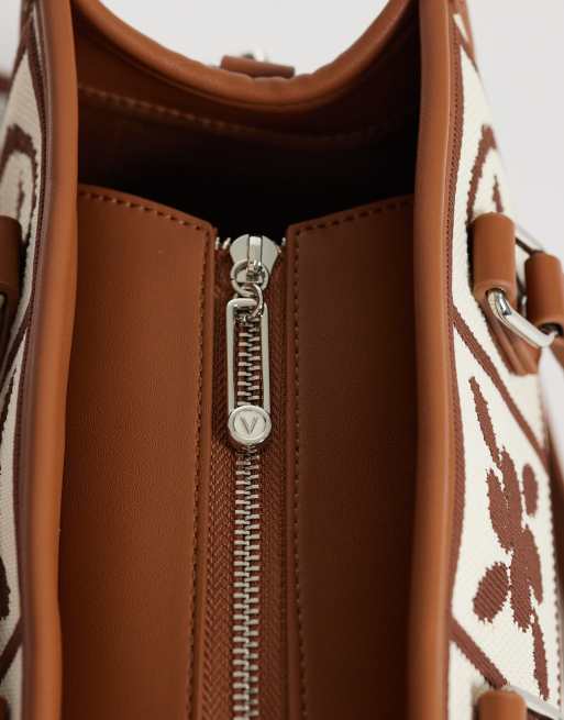 Valentino – Tyle – Tragetasche in Hellbraun mit Monogramm-Print, Anhänger und Tragegriff oben , 3 von 4