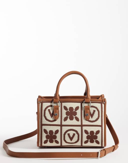 Valentino – Tyle – Tragetasche in Hellbraun mit Monogramm-Print, Anhänger und Tragegriff oben , 4 von 4