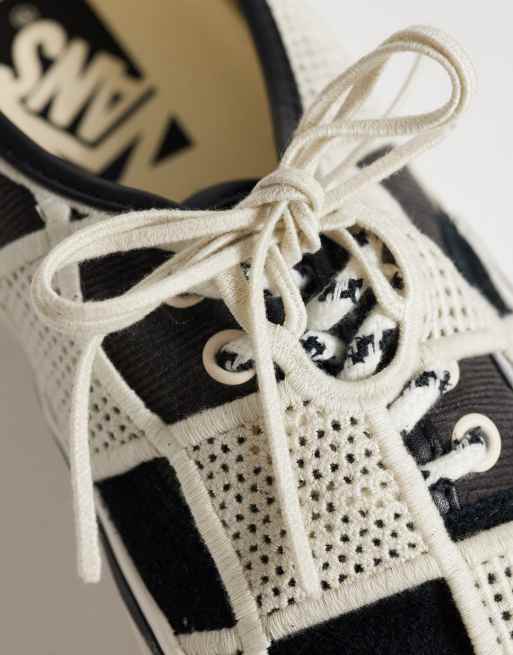 Vans Authentic – Sneaker in Schwarz mit großem Schachbrettmuster, 3 von 5