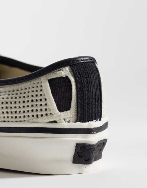 Vans Authentic – Sneaker in Schwarz mit großem Schachbrettmuster, 4 von 5