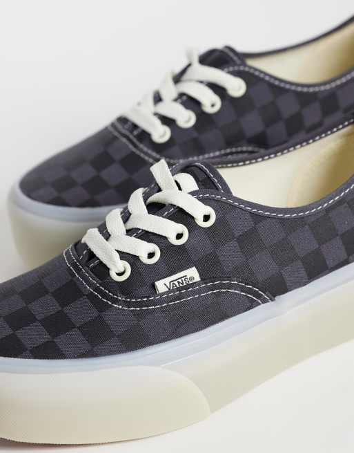 Vans Authentic Stackform Sneaker mit Schachbrettmuster in Schwarz und Grau, 4 von 5