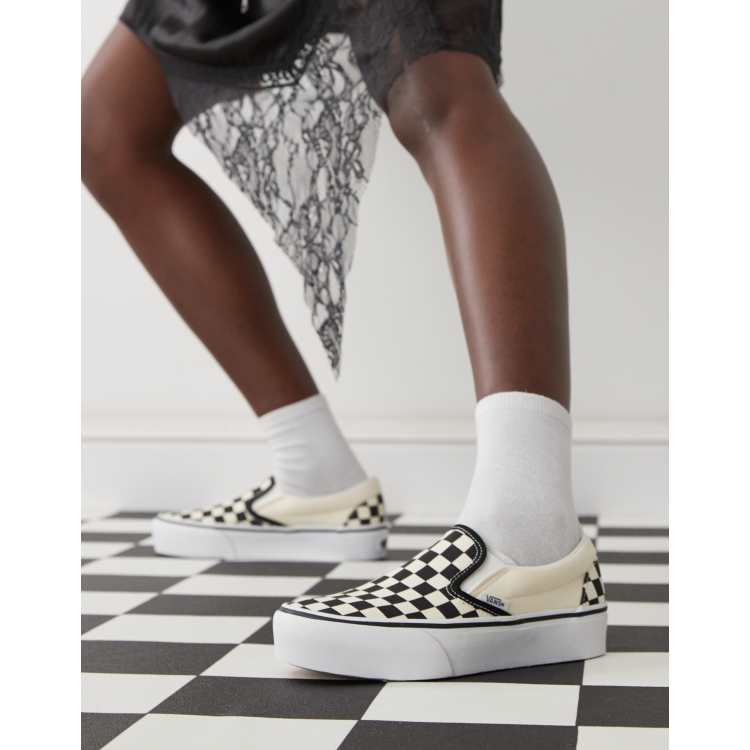 Vans Classic Baskets enfiler avec semelle plateforme et motif damier Noir et blanc