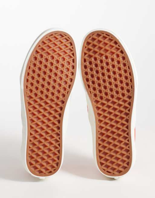 Vans Classic checkerboard Slip-On sneakers in rood en wit, 5 van 5
