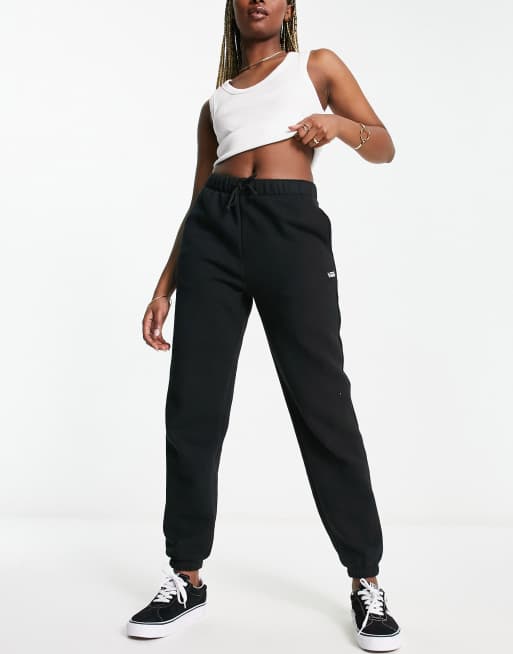 Mode femme casual comfy avec un jogging blanc, un débardeur court