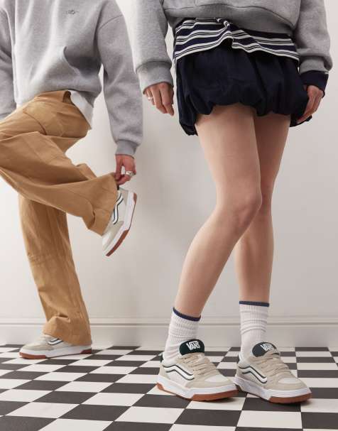 Vans – Hylane – Beige, grova sneakers i mocka och gröna detaljer - view 1