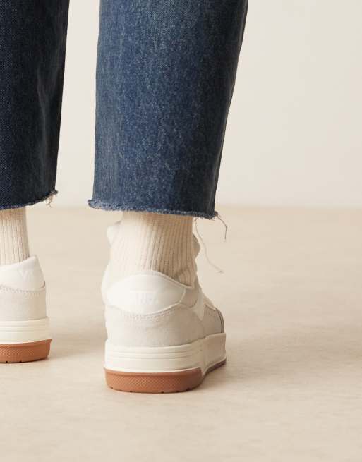 Vans – Hylane – Sneaker aus Wildleder in Wollweiß mit dicker Sohle, 3 von 5