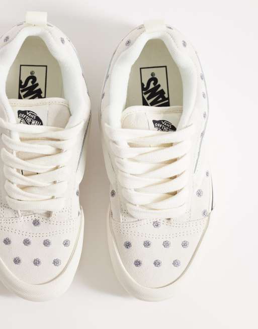 Vans – Knu Skool – Białe buty sportowe z kwiatowym haftem, 2 z 5
