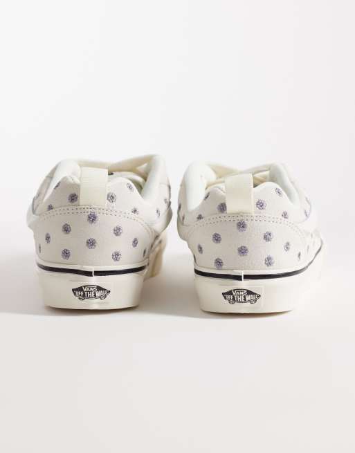 Vans – Knu Skool – Białe buty sportowe z kwiatowym haftem, 3 z 5
