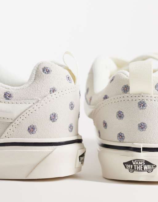 Vans – Knu Skool – Białe buty sportowe z kwiatowym haftem, 4 z 5