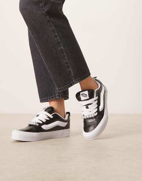 Vans – Knu Skool – Czarno-białe skórzane buty sportowe z metalicznymi detalami - view 1