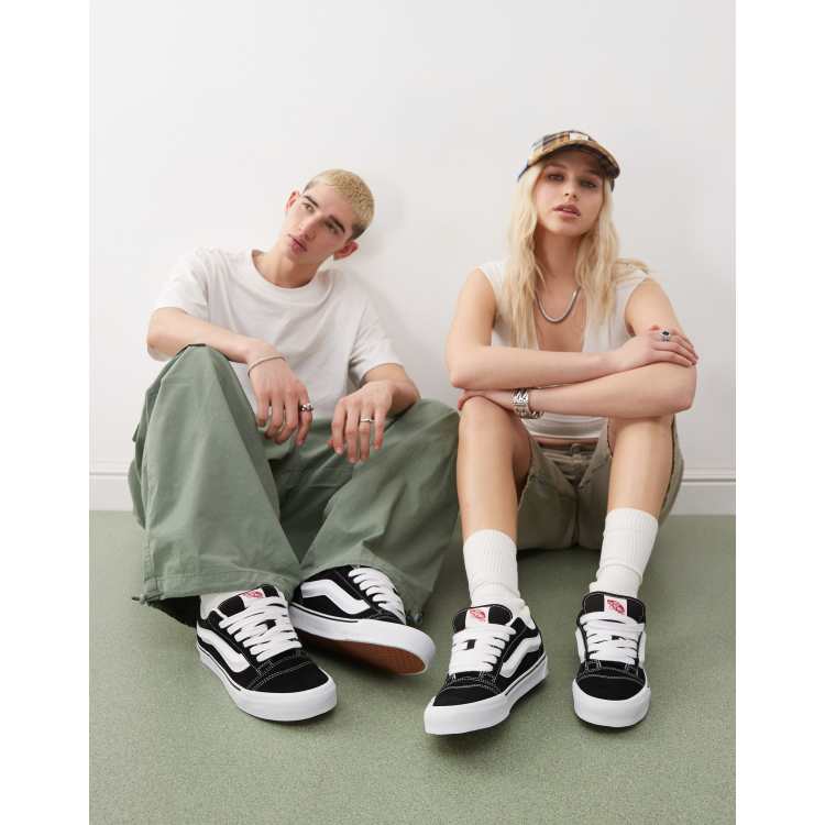 Vans Knu Skool Klobige Sneaker in Schwarz und WeiB