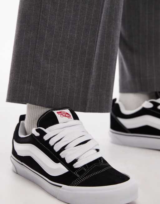 Vans – Knu Skool – Klobige Sneaker in Schwarz und Weiß ASOS