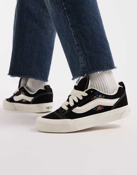 Vans – Knu Skool – Sneaker in Schwarz mit Blumendetail - view 1