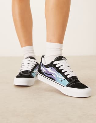 Vans - Knu Skool - Sneaker in Schwarz und Weiß mit blauem Flammenmuster an der Seite