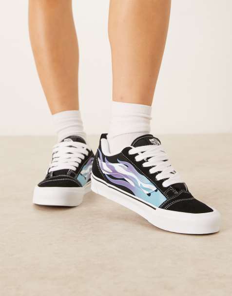 Vans – Knu Skool – Sneaker in Schwarz und Weiß mit blauem Flammenmuster an der Seite - view 1